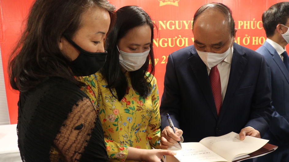 Vietnamese President Nguyễn Xuân Phúc Gifts Inscribed 15-Volume History of Vietnam to Columbia - Vimarsana News