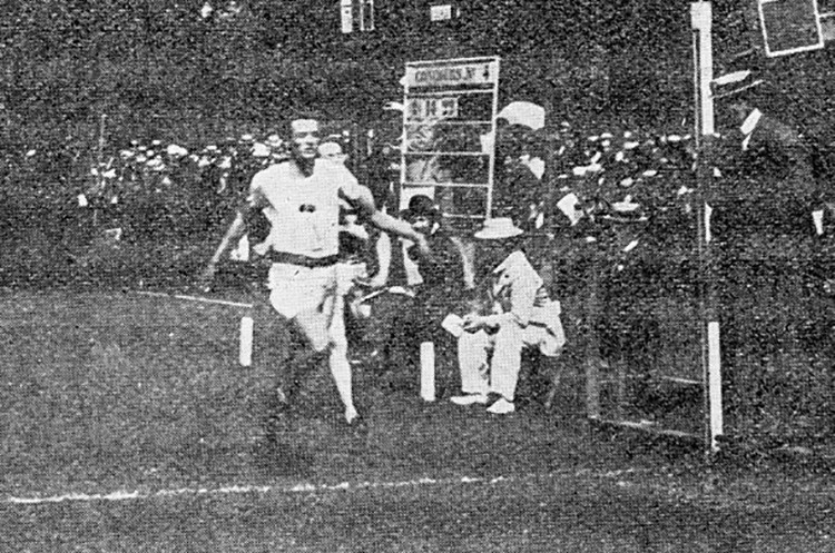 Maxwell Long runs in 1900.
