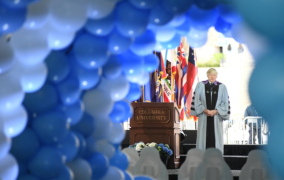 A flat stanley of Lee Bollinger sits at the end of an archway of balloons. 