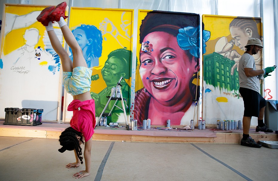 IN SCIENCE WE TRUST mural by DISTER RONDON at the Zuckerman Institute. Photo credit: Sirin Samman IN SCIENCE WE TRUST mural by DISTER RONDON at the Zuckerman Institute