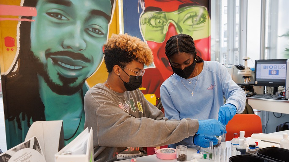 Students working in Harlem with the BioBus program