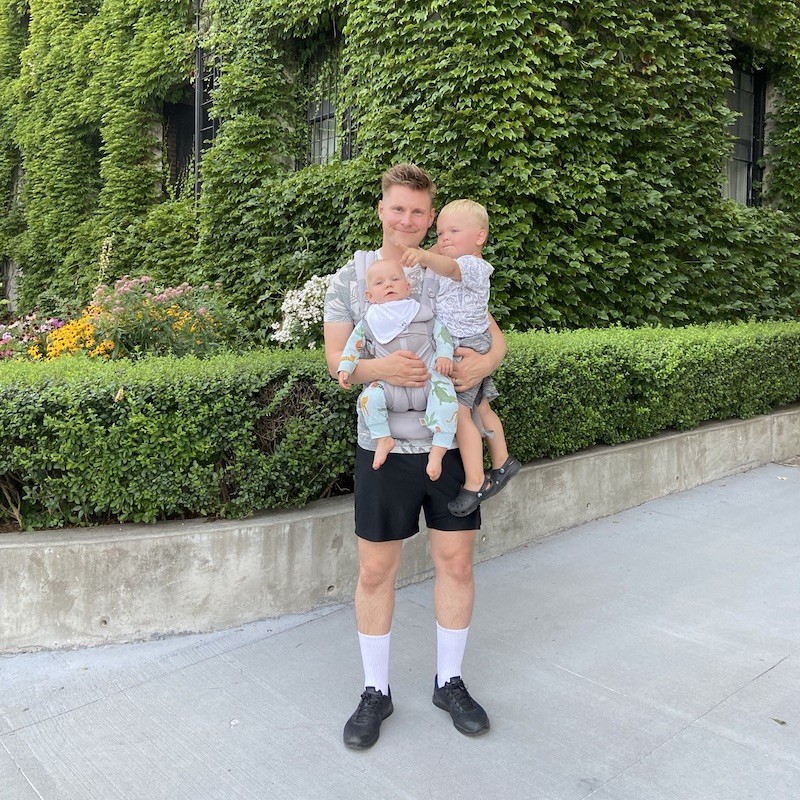 Gunnar Thorsteinsson with his two children. Gunnar Thorsteinsson standing and holding his two young children