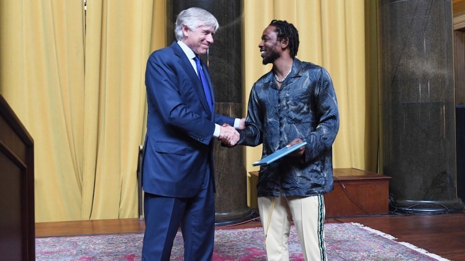 Kendrick Lamar accepts the 2018 Pulitzer Prize for Music from Columbia University President Lee C. Bollinger. Photo credit: Eileen Barroso President Lee C. Bollinger and Kendrick Lamar