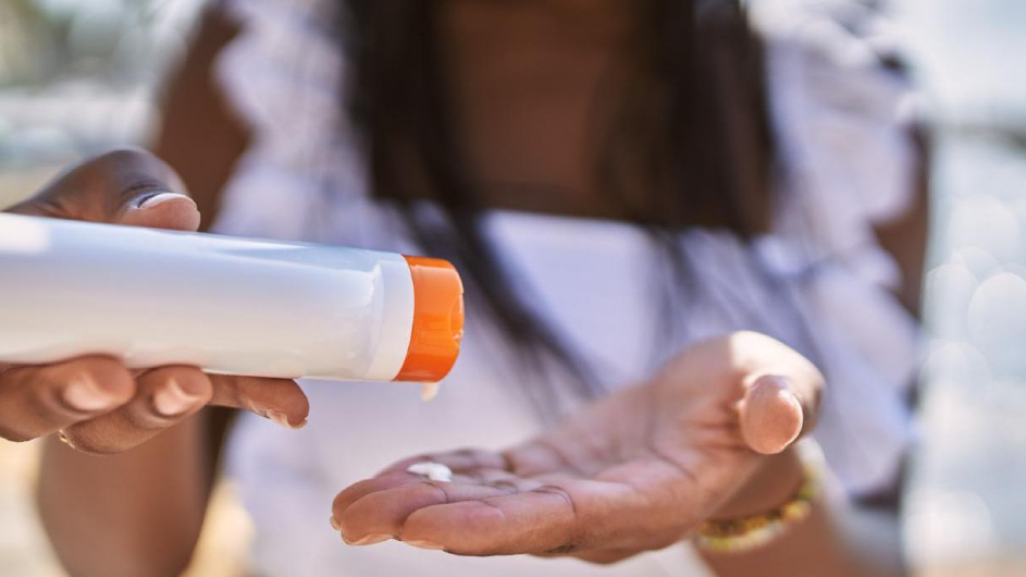 woman applying sunscreen