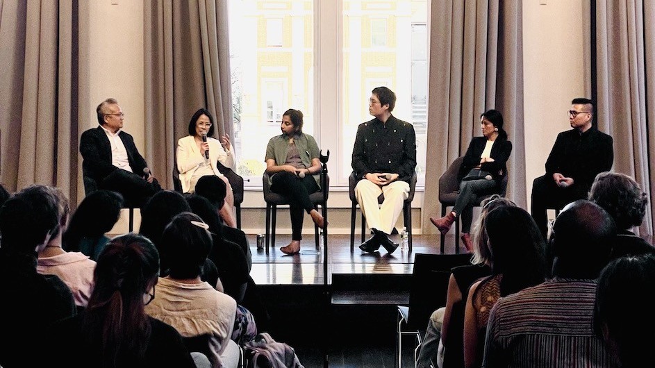 Panelists at the Asian Perspectives in Journalism event: (L to R) Duy Linh Tu, Columbia Journalism School professor; Poh Si Teng, Academy Award-nominated filmmaker; Kavitha Chekuru, award-winning journalist; Xavier Wang, digital journalist; Karen Yi, multimedia journalist; and Marcus Yam, Pulitzer Prize-winning photojournalist. Photo credit: Dan Rivero Asian perspectives in Journalism event