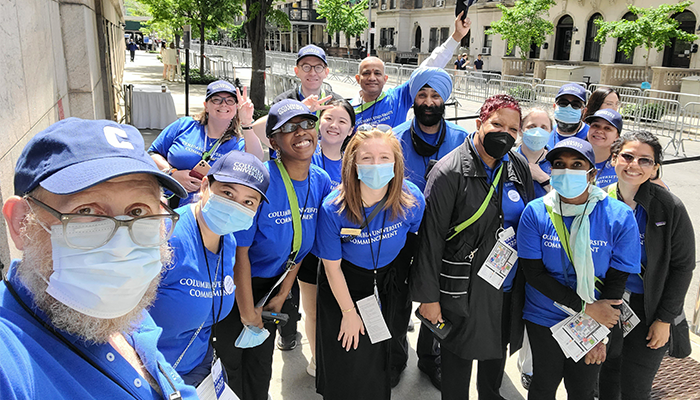 Dave Roberts wears masks with commencement volunteers in 2022. 
