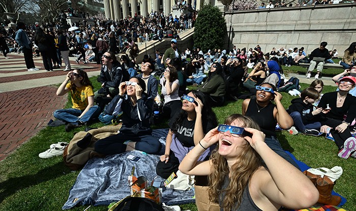 Columbians gather on picnic blankets.