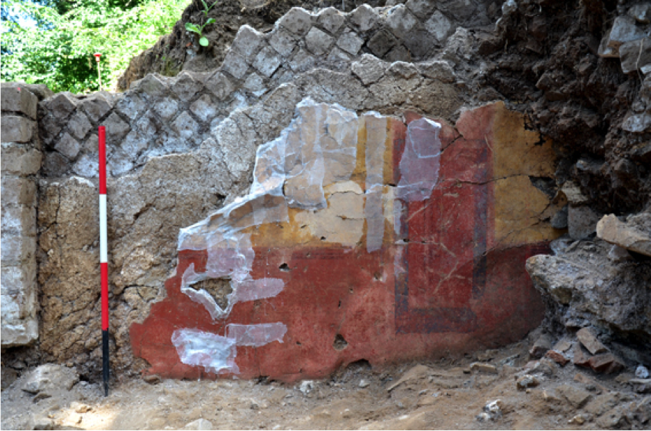 A painted wall from the newly excavated building at Hadrian’s Villa. Photo by D. Nocera Red yellow and white painted wall