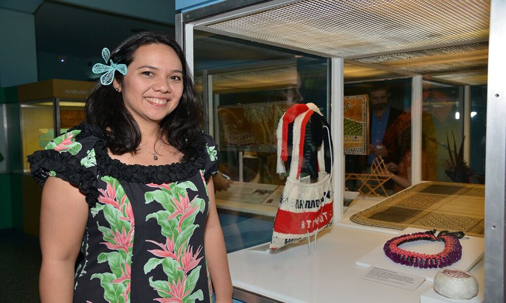 Toyota bilum (net bag on the left) from Papua New Guinea and Kahoa kula (Polynesian garland made of plastic flowers on the right) made by a Tongan artist.