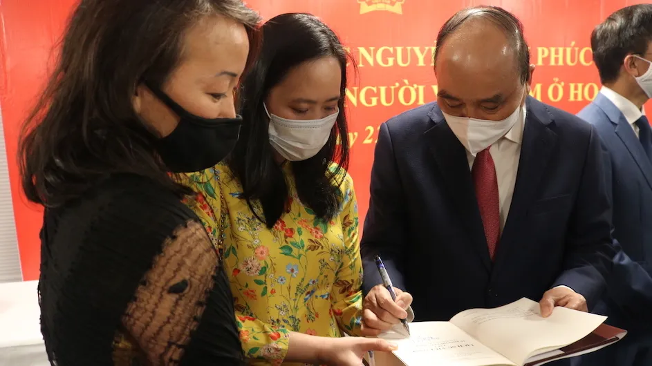 Lien-Hang Nguyen, Dorothy Borg Associate Professor in the History of the United States and East Asia; Phuong Chung Nguyen, director the Vietnamese Language Program at Columbia University; and Vietnamese President Nguyễn Xuân Phúc