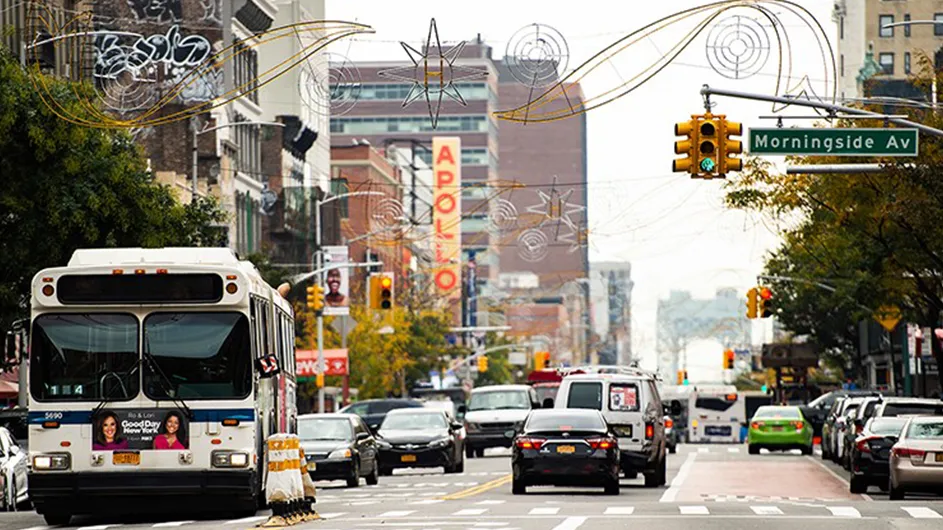 A bus goes down 125th Street. 