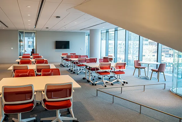 A well it room with tables and chairs
