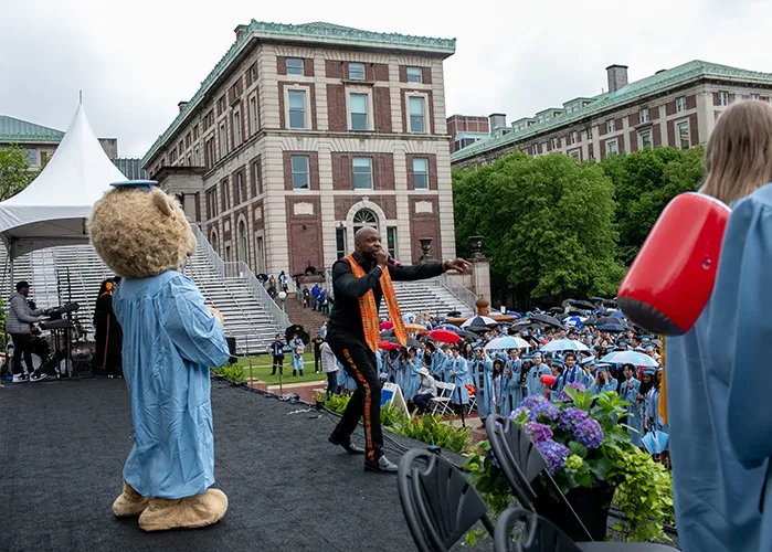 Roar-EE and a member of Harlem Gospel Choir.