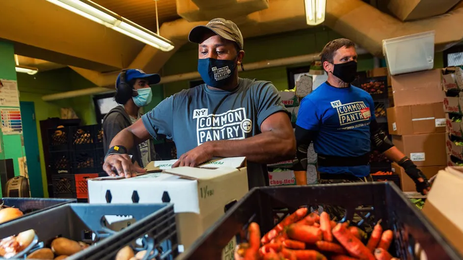A Common Pantry volunteer
