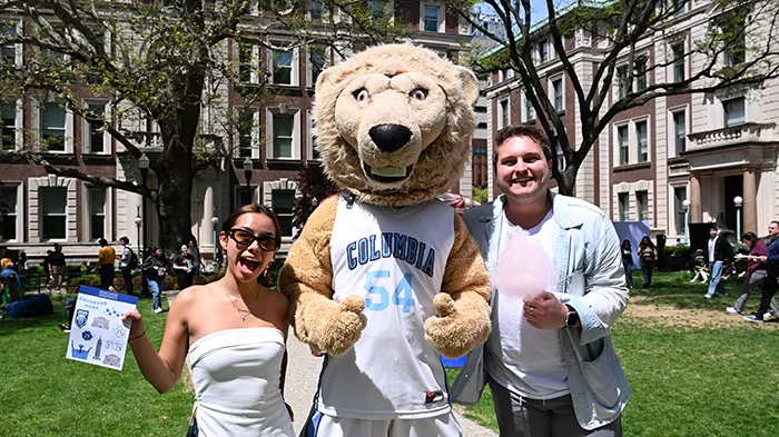 Students pose with Roar-ee