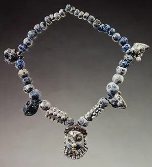 An ancient glass necklace from Tharros. ©Musée du Louvre.