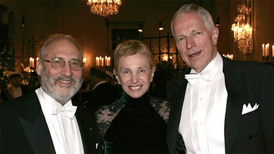 Edmund Phelps (right) with his wife, Viviana, and Joseph Stiglitz, Nobel Laureate in Economics 2001, at the Nobel Banquet, on December 10, 2006. Copyright © The Nobel Foundation 2006. Photo: Torbjörn Zadig