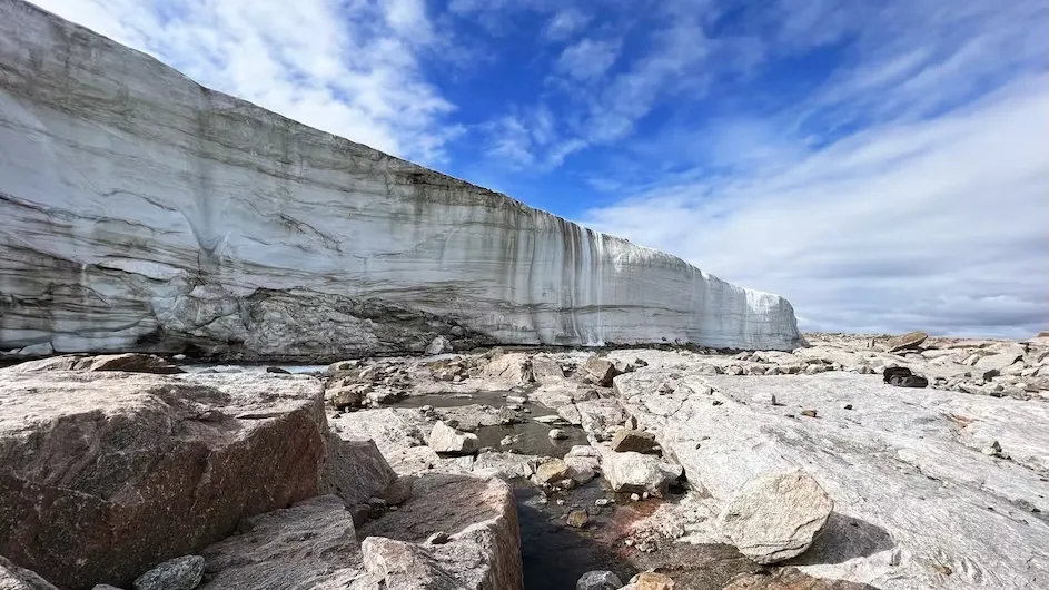 Margin of the Barnes Ice Cap. Bedrock has only become exposed sometime over the last decade. Credit: Nicolás Young.