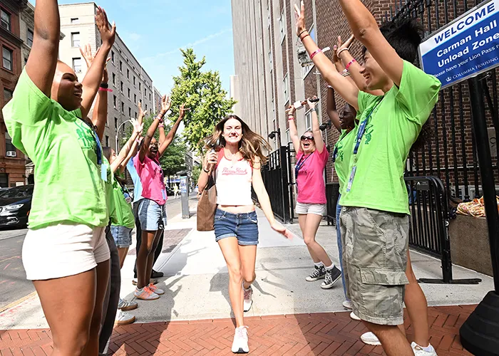 A new student walks onto campus through an NSOP tunnel of spirit hands.