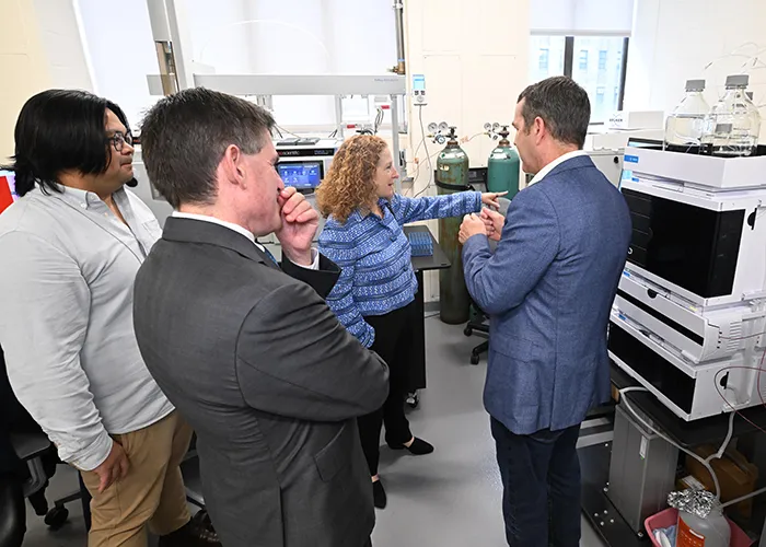 President Mnookin tours a lab at Columbia Mailman School of Public Health.
