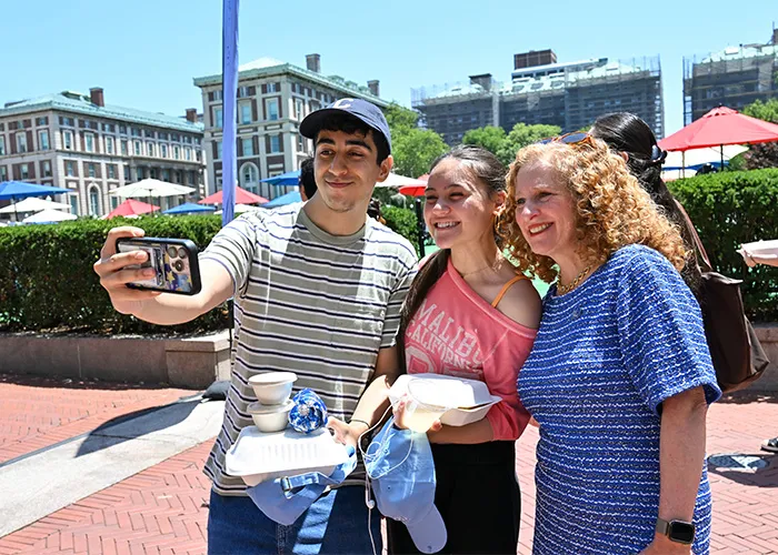 Jennifer Mnookin meets with students a a University-wide picnic on the Morningside campus. 