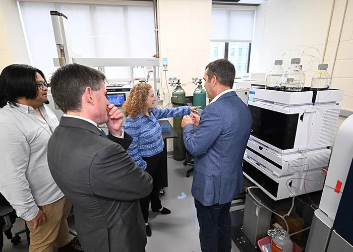 President Mnookin tours a lab at Mailman School of Public Health.
