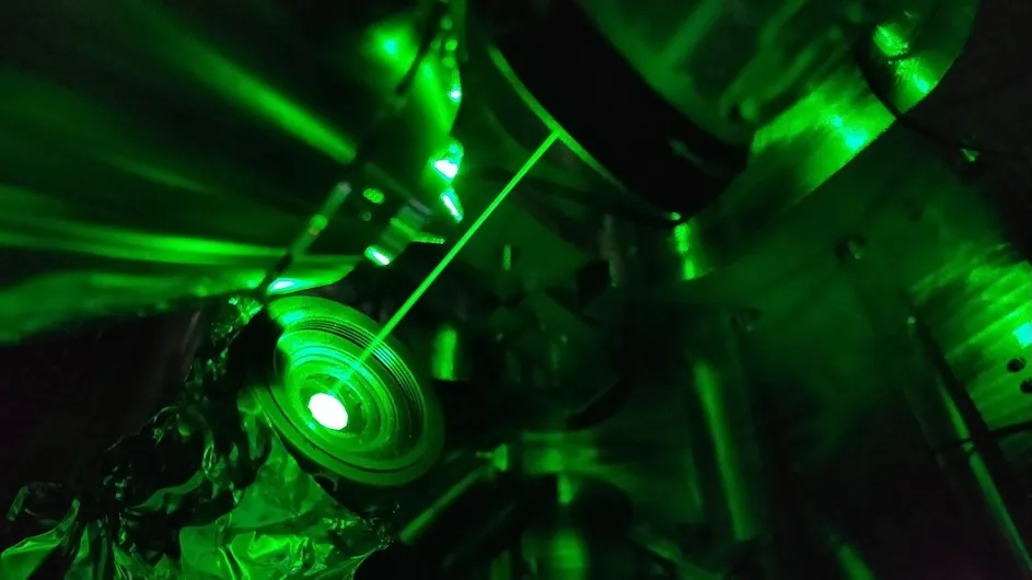 A laser that can improve cryo-electron tomography images.