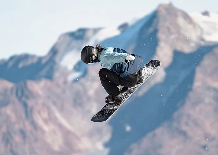 Bea Kim on snowboard
