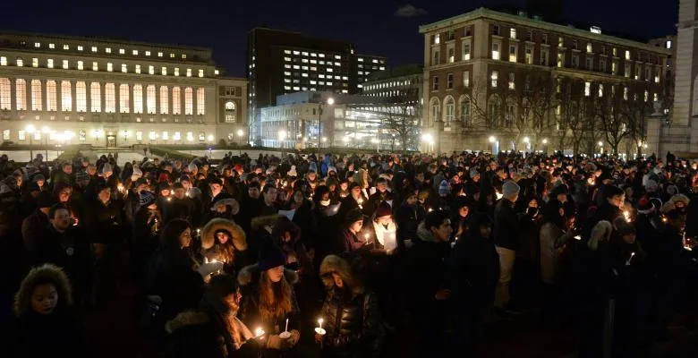 A crowd gathers in Columbia's quad