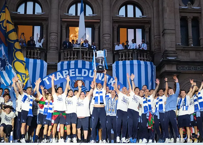 Pellegrino Matarazzo holds a trophy.